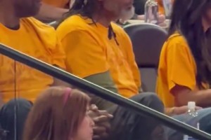 好家伙！今天场边看球的这位白胡子老头竟然是邓肯，差点没认出来